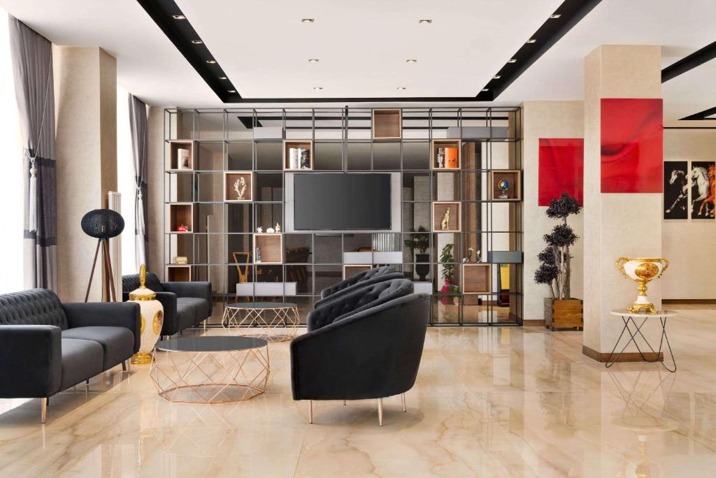 A television and/or entertainment centre at Ramada By Wyndham Elbistan
