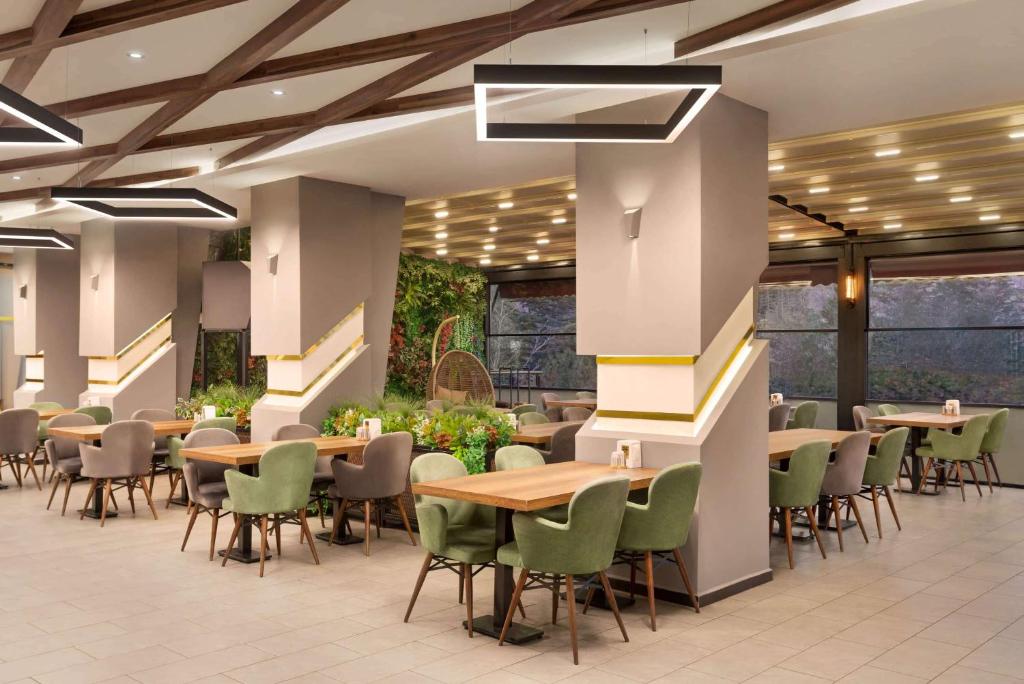A seating area at Ramada By Wyndham Elbistan