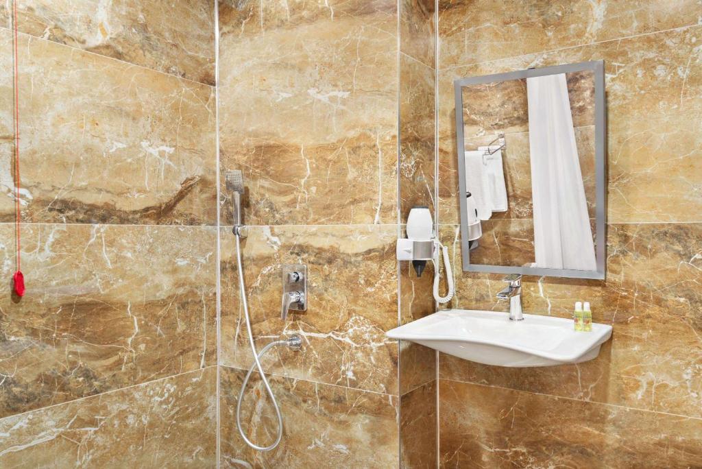 A bathroom at Ramada By Wyndham Elbistan