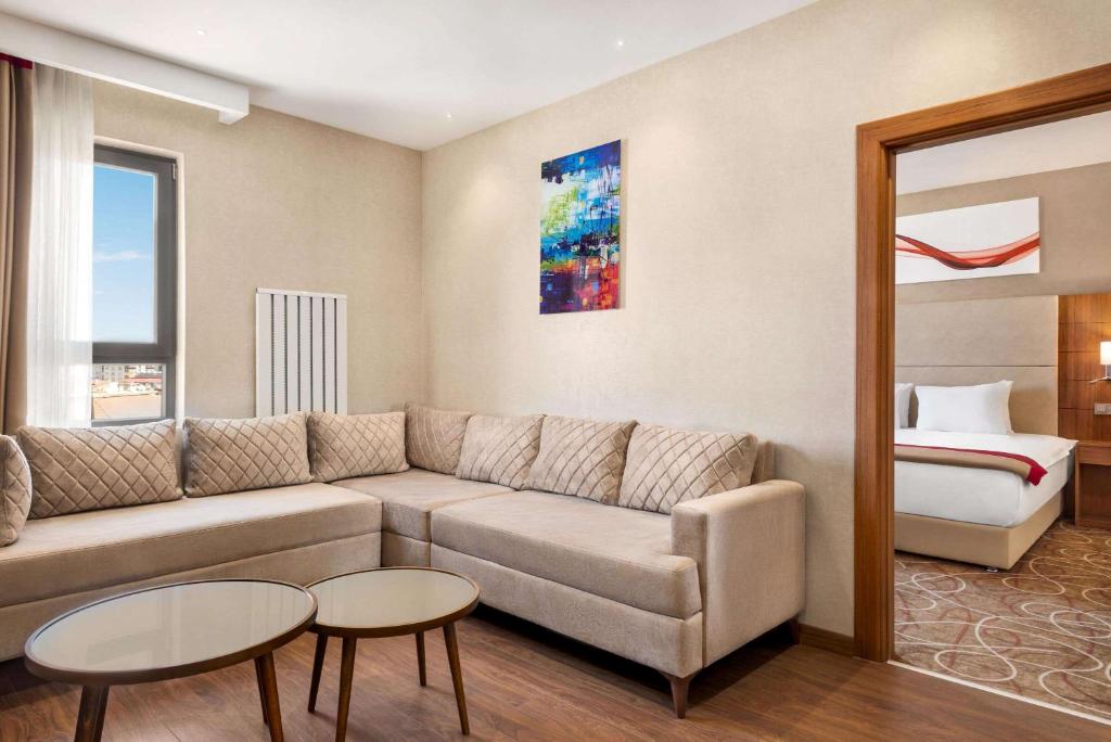 A bed or beds in a room at Ramada By Wyndham Elbistan