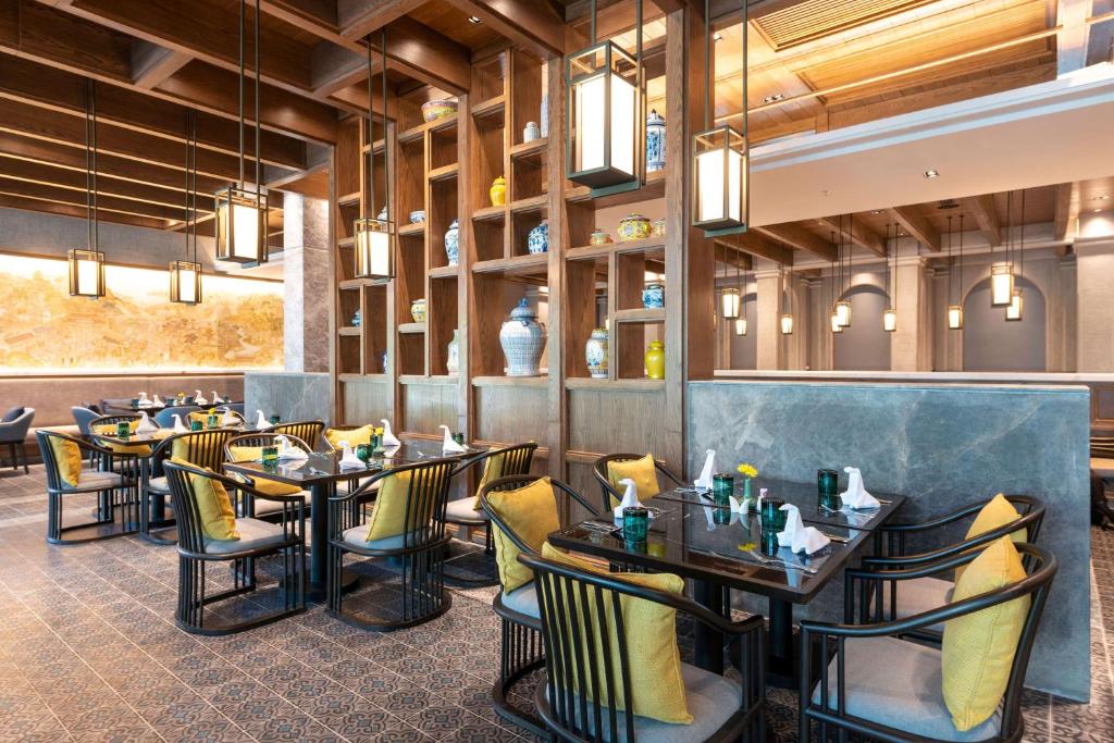 Ramada Plaza by Wyndham Chao Fah Phuket - Resim 15