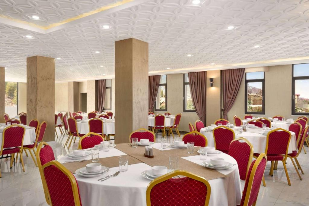 A restaurant or other place to eat at Ramada By Wyndham Elbistan