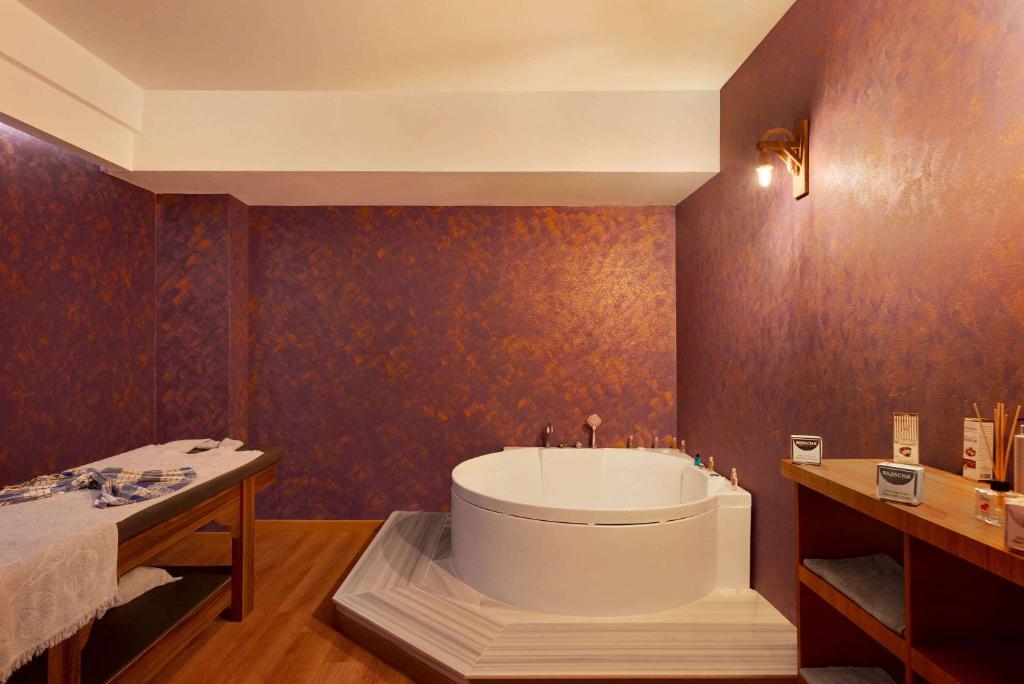 A bathroom at Ramada By Wyndham Elbistan