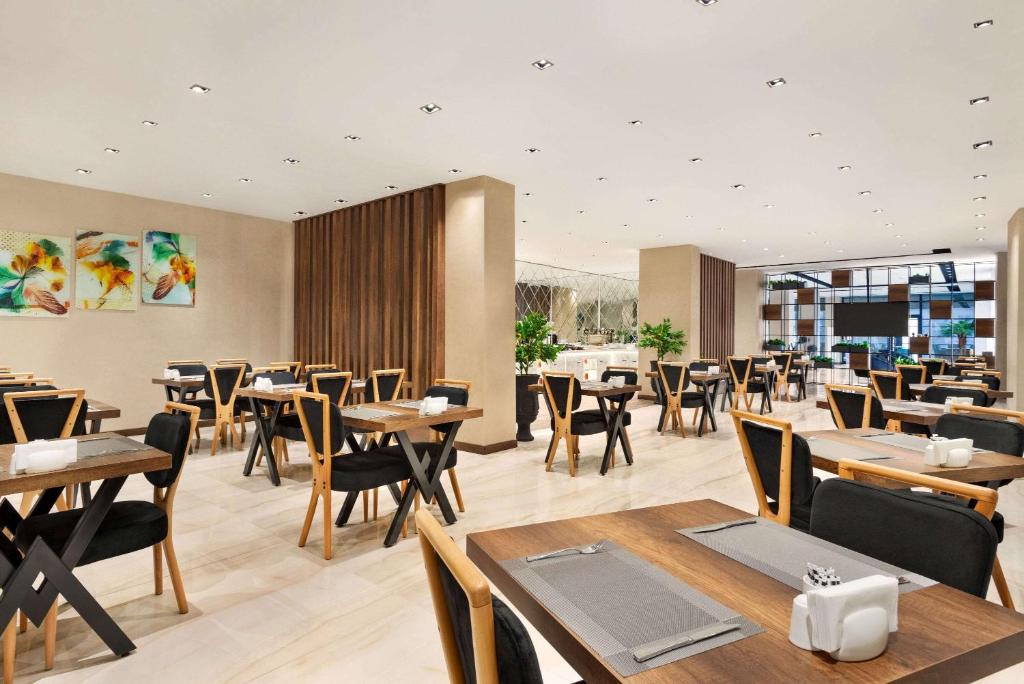 A restaurant or other place to eat at Ramada By Wyndham Elbistan
