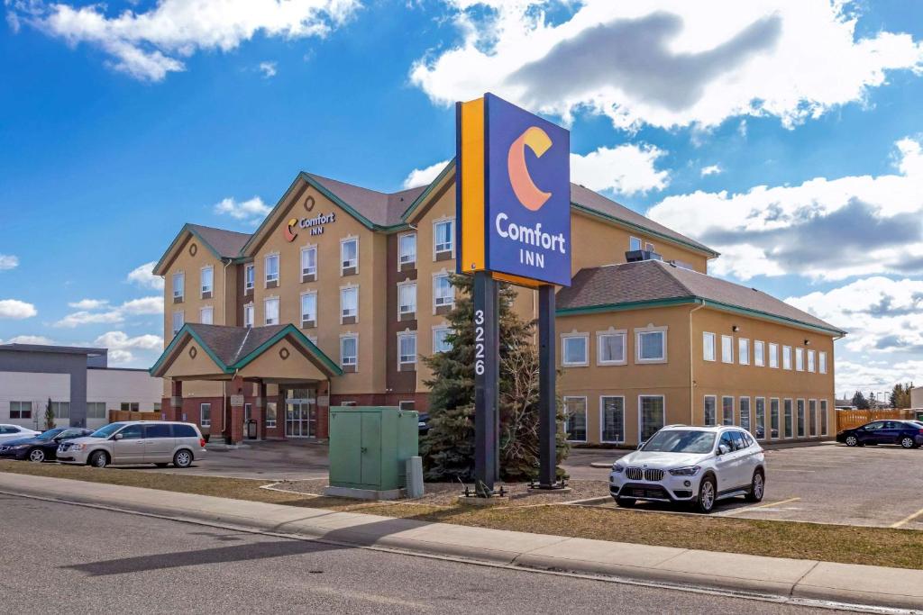 ein c Comfort Inn Schild vor einem Gebäude in der Unterkunft Comfort Inn Lethbridge in Lethbridge