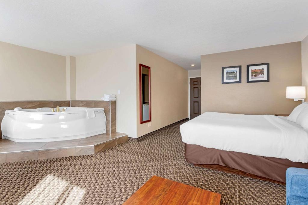 Een bed of bedden in een kamer bij Comfort Inn