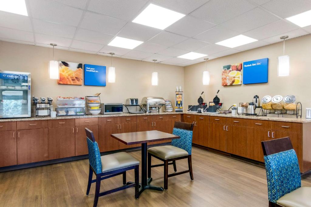 Een keuken of kitchenette bij Comfort Inn