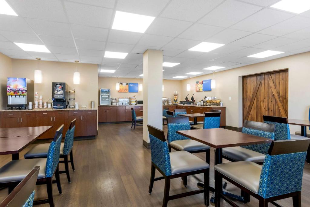 een eetkamer met tafels en stoelen en een bar bij Comfort Inn in Lethbridge