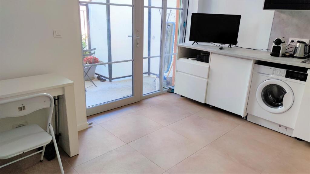 Il comprend un salon doté d'un lave-linge et d'une télévision. dans l'établissement Delille centre ville 09, à Nice