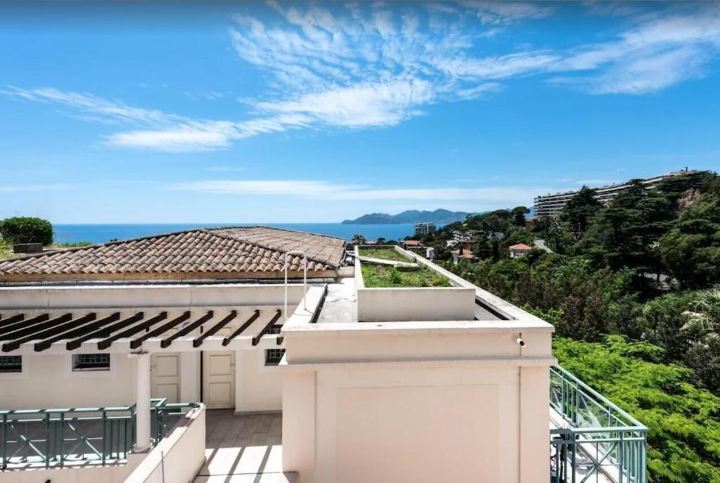 een uitzicht vanaf het balkon van een huis bij Cannes Villa Francia appartement 7 personnes climatisé in Cannes