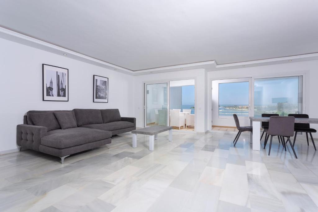 sala de estar con sofá y mesa en B51 Executive Flats Marbella, en Marbella