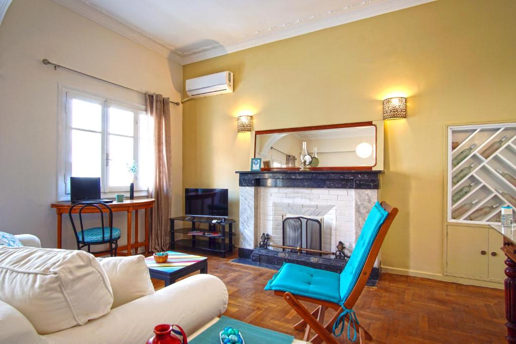 salon z kanapą i kominkiem w obiekcie Alexandrina's Suite Corfu Center w Korfu