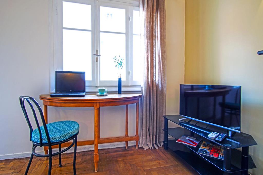 Telewizja i/lub zestaw kina domowego w obiekcie Alexandrina's Suite Corfu Center