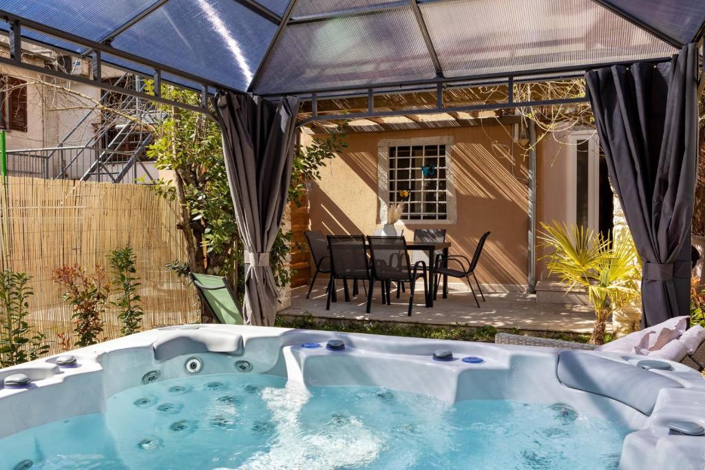 Gallery image of Holiday House 4 Season with jacuzzi, sauna and BBQ in Pazin