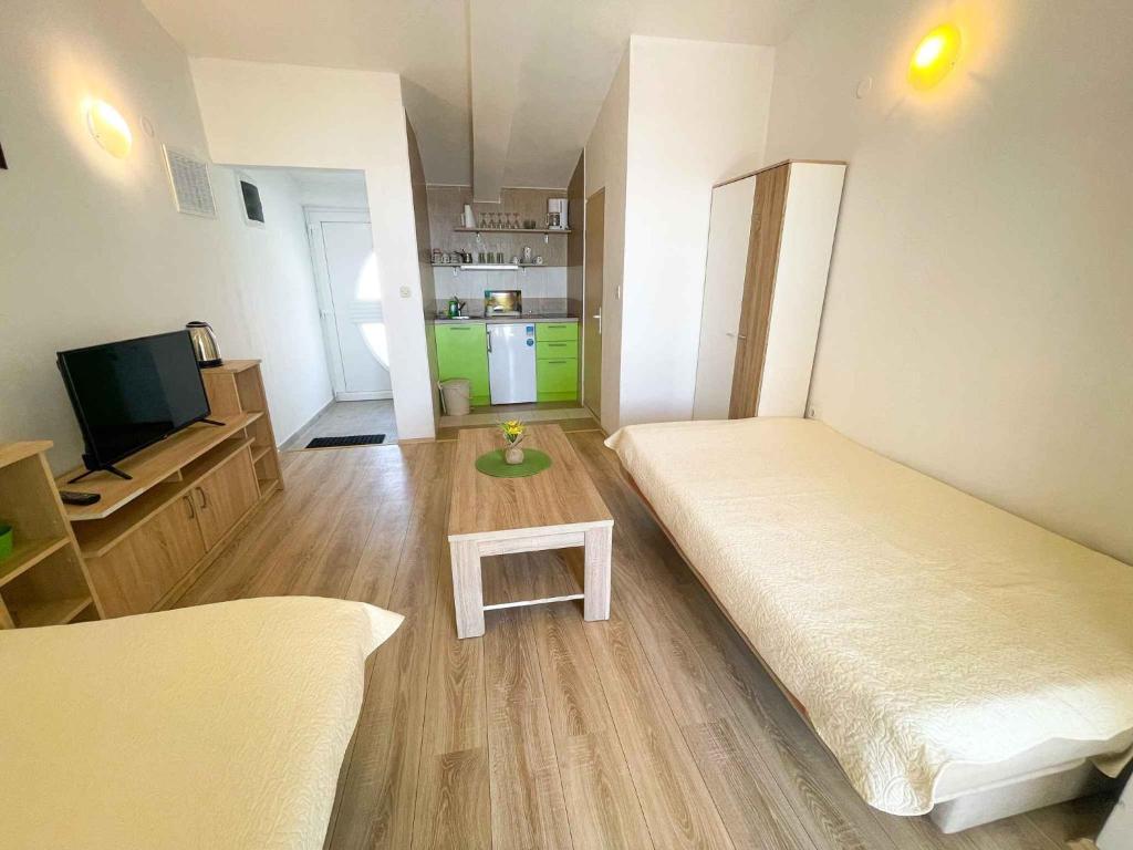 Postel nebo postele na pokoji v ubytování Apartments in Crikvenica 41207