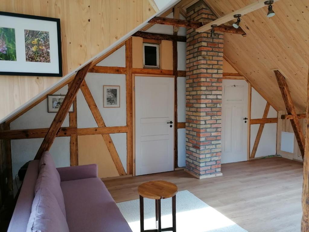 ein Wohnzimmer mit Sofa und Ziegelwand in der Unterkunft Ferienwohnung Villa Claudia in Dresden