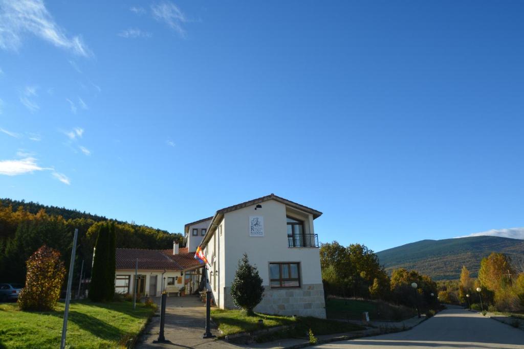 una casa al lado de una carretera en Hotel Rural Remanso en Sotillo del Rincón