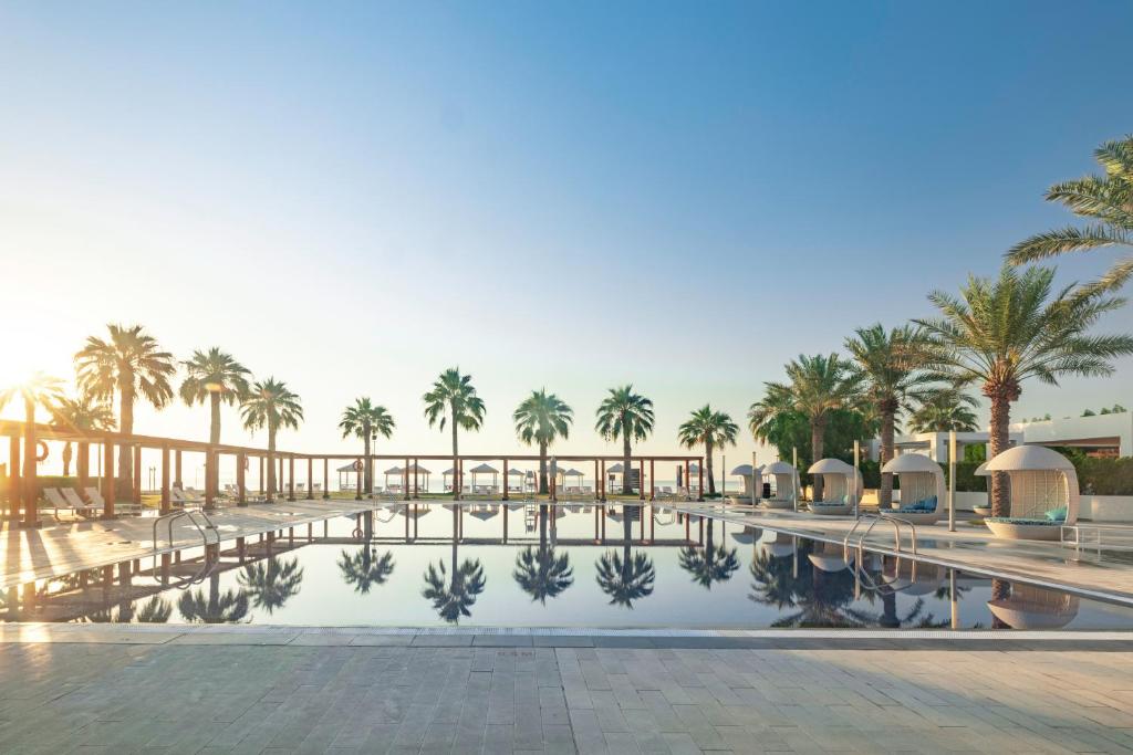 Bazén v ubytování Sealine Beach, a Murwab Resort nebo v jeho okolí