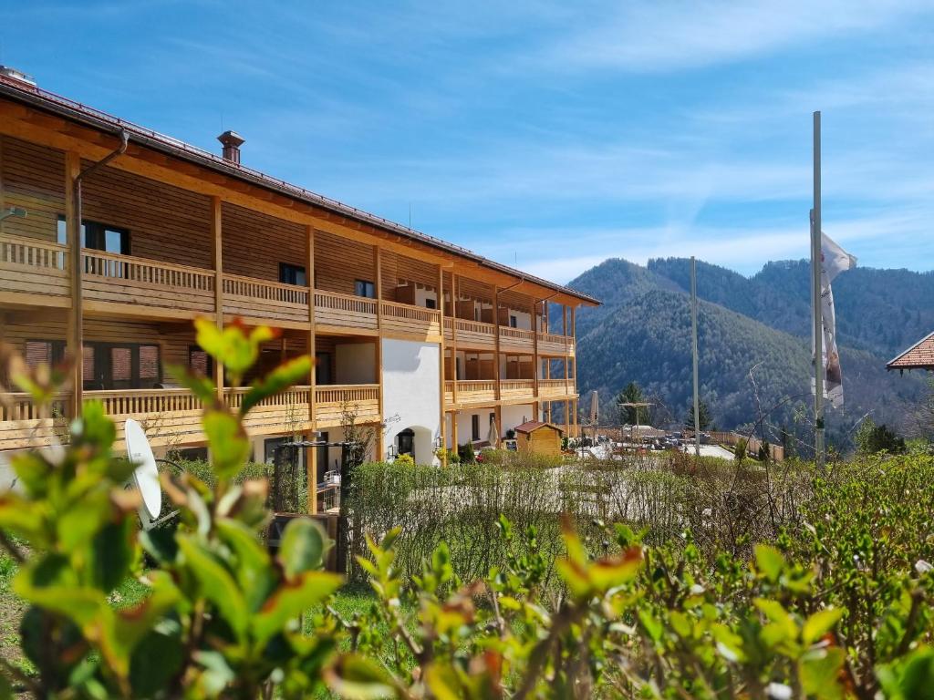 Nespecifikovaný výhled na hory nebo výhled na hory při pohledu z hotelu