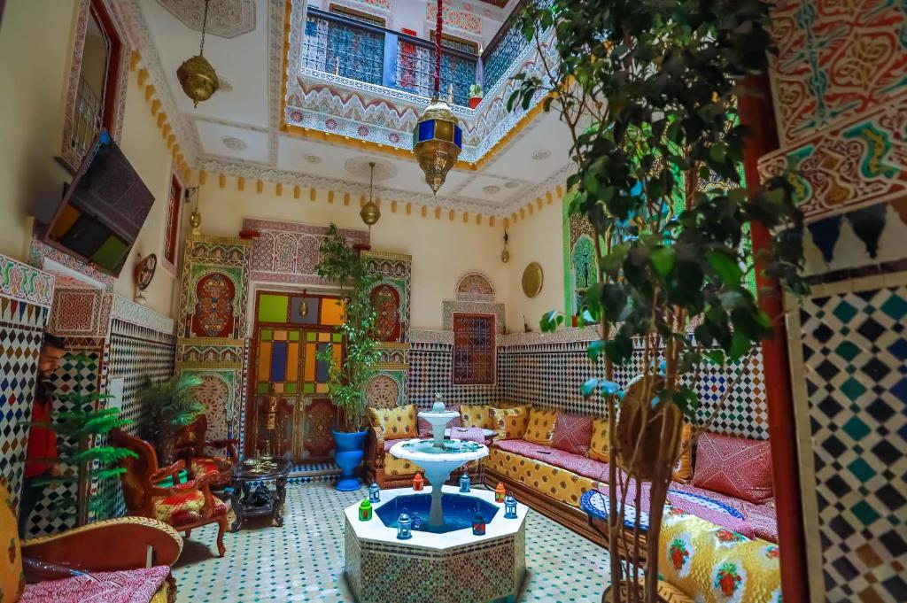 sala de estar con sofá y mesa en Riad Noha, en Fez