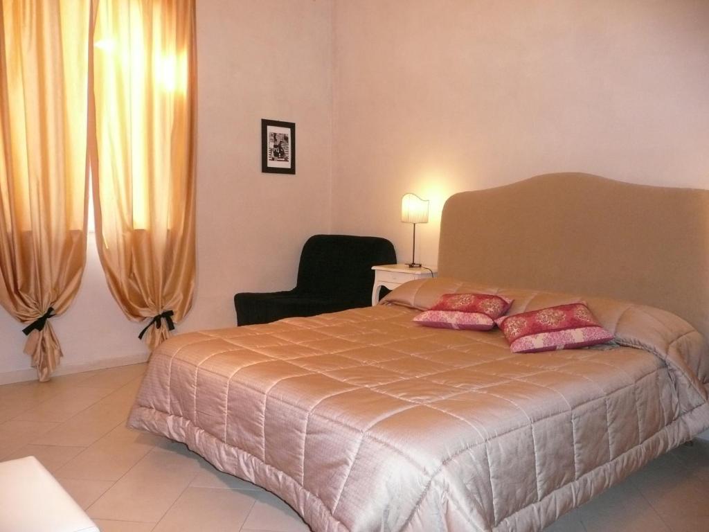 een slaapkamer met een bed met 2 roze kussens erop bij walter guest house in Rome