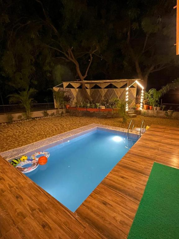 Bazén v ubytování Suman Madhu Mansion nebo v jeho okolí