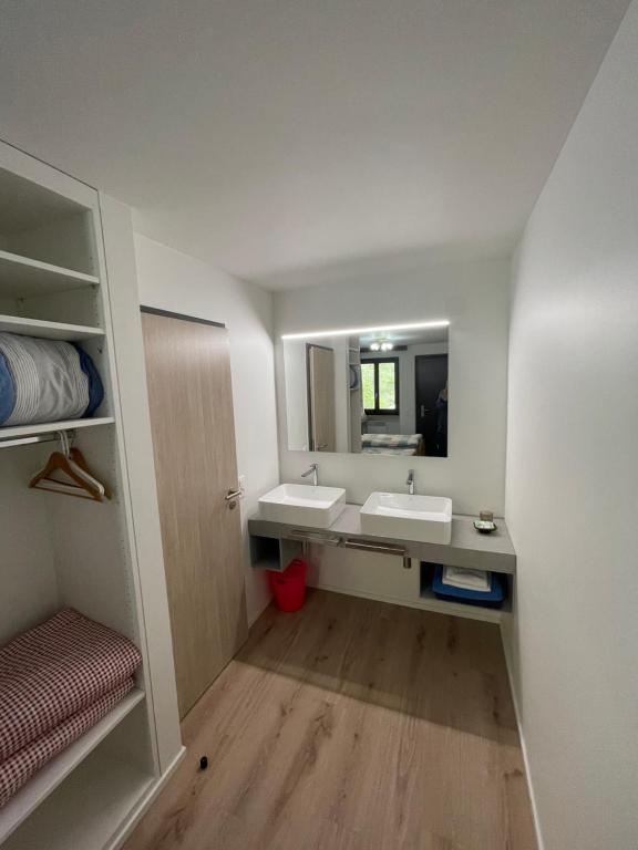 un bagno con lavandino e specchio di Osteria Posse a Lavertezzo