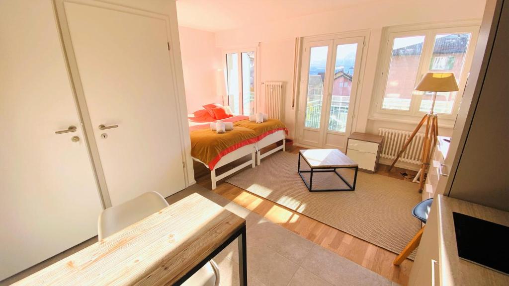 Habitación pequeña con cama y ventana en The 105 - Stunning new studios by the lake, close to city center of Lausanne en Paudex