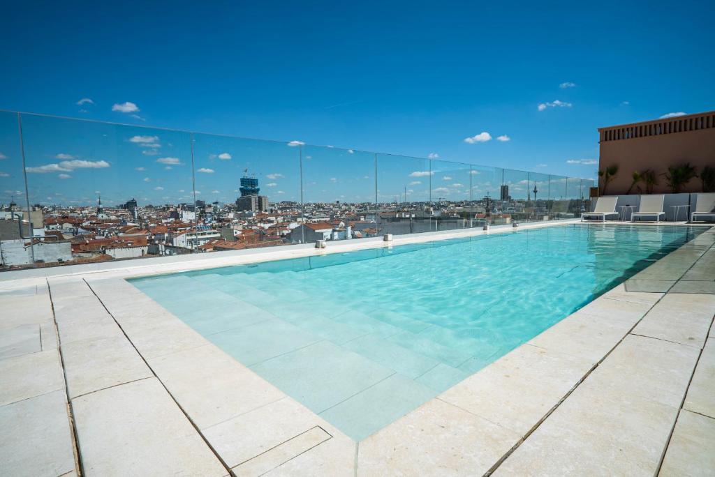 Bazén v ubytování SmartRental Collection Gran Vía Capital nebo v jeho okolí