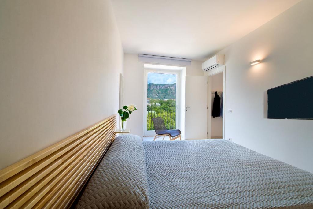 a bedroom with a bed and a tv on a wall at Pane e Marmellata in Sant'Agnello