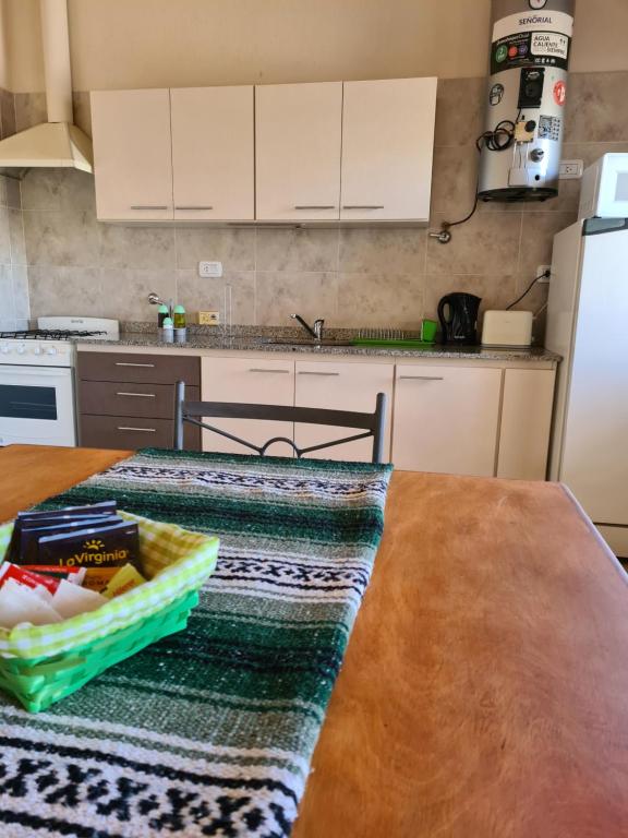 una cocina con una mesa con un tazón de comida. en CASA TUNUYÁN en Tunuyán