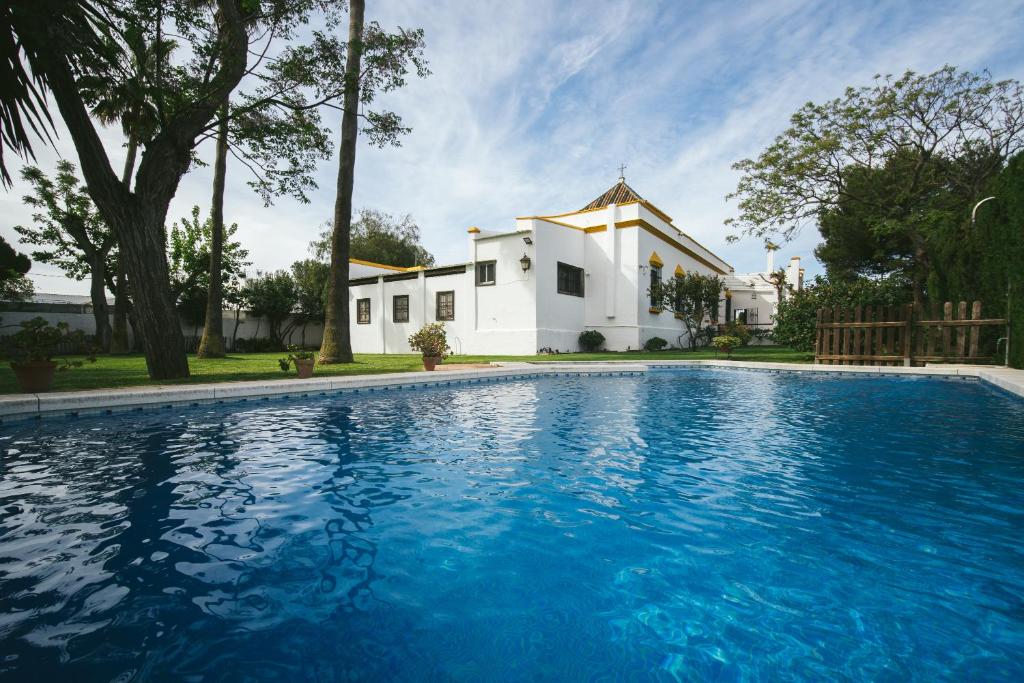 uma piscina em frente a uma casa em Villa La Jara Sanlúcar em Sanlúcar de Barrameda