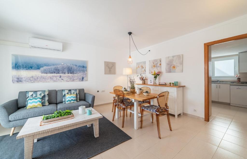 ein Wohnzimmer mit einer Couch und einem Tisch in der Unterkunft Voltor BE in Port de Pollença