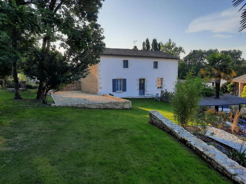 a large white house with a yard with a yard at Gîtes de la mousseterie in Échiré