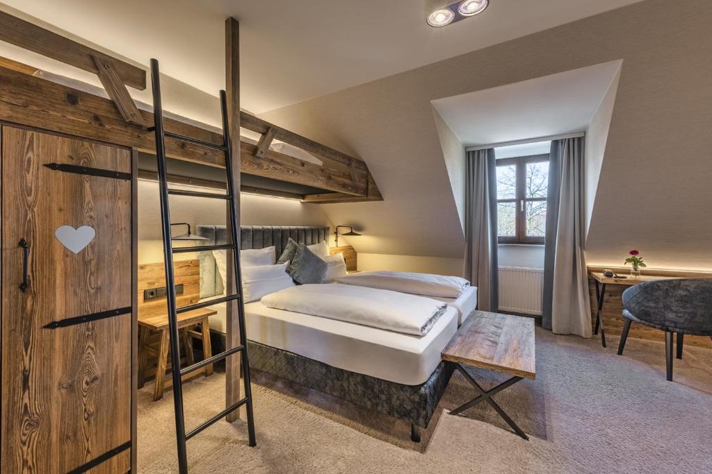 Postel nebo postele na pokoji v ubytování Hotel Schäfflerwirt