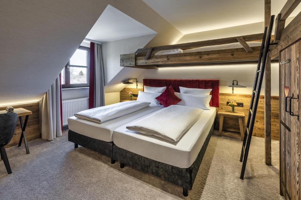 Postel nebo postele na pokoji v ubytování Hotel Schäfflerwirt
