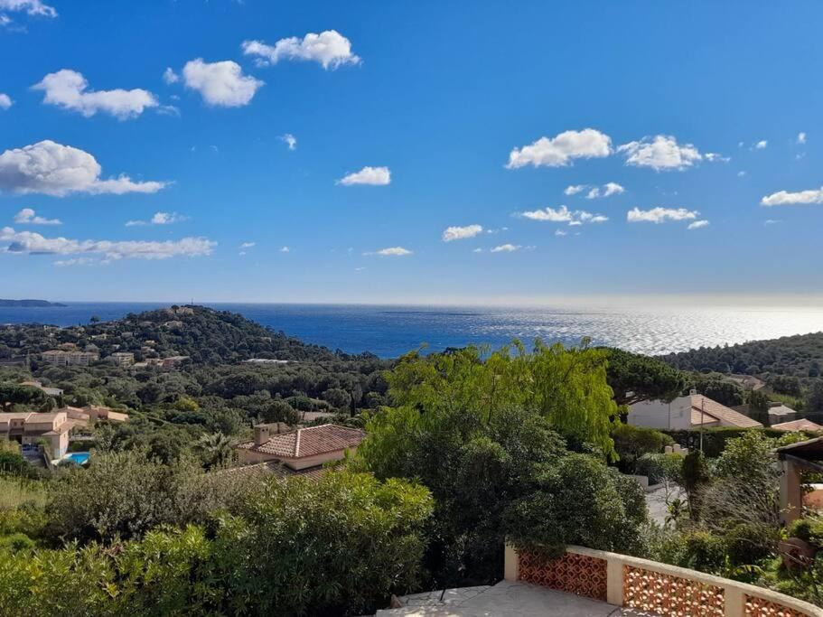 een uitzicht op de oceaan vanuit een huis bij 4-Star Private Villa with Heated Pool and Panoramic Sea View at Gulf de Saint Tropez in Cavalaire-sur-Mer