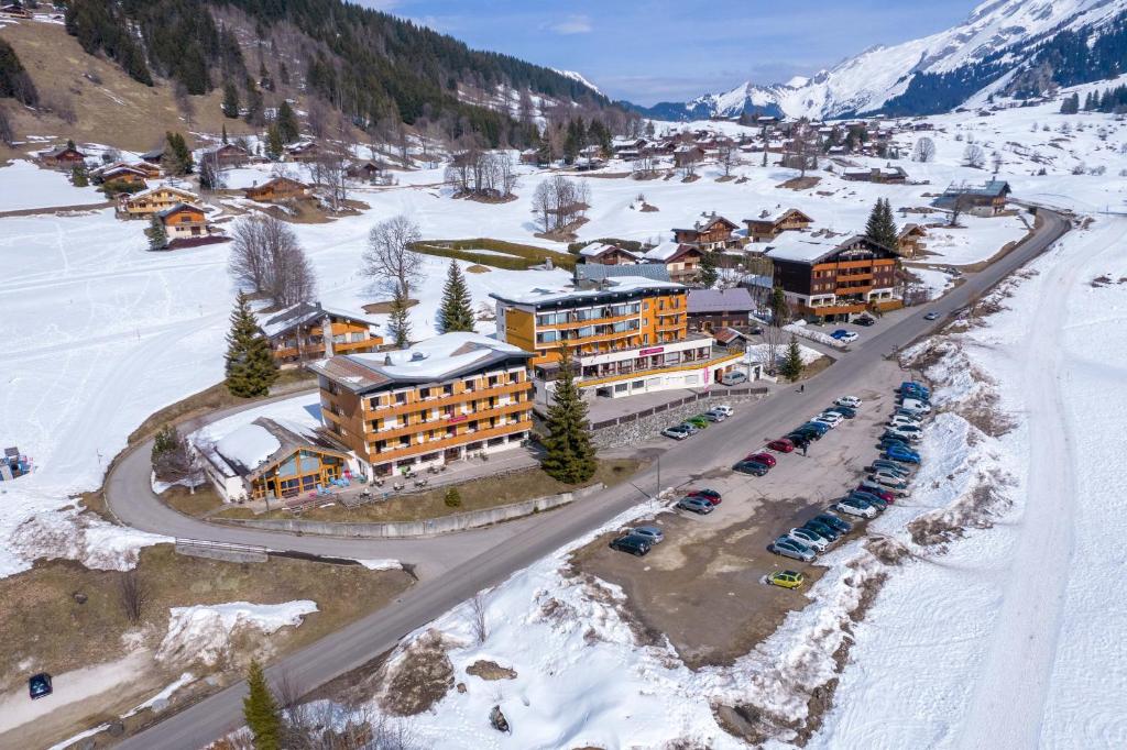 拉克呂薩的住宿－Azureva La Clusaz les Confins，雪地中度假村的空中景观