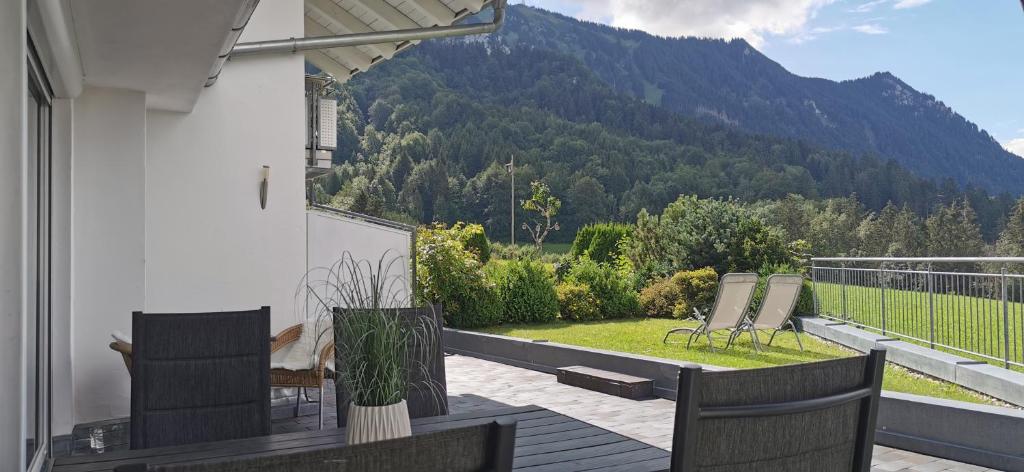 a balcony with chairs and a view of a mountain at Panoramablick in Rettenberg