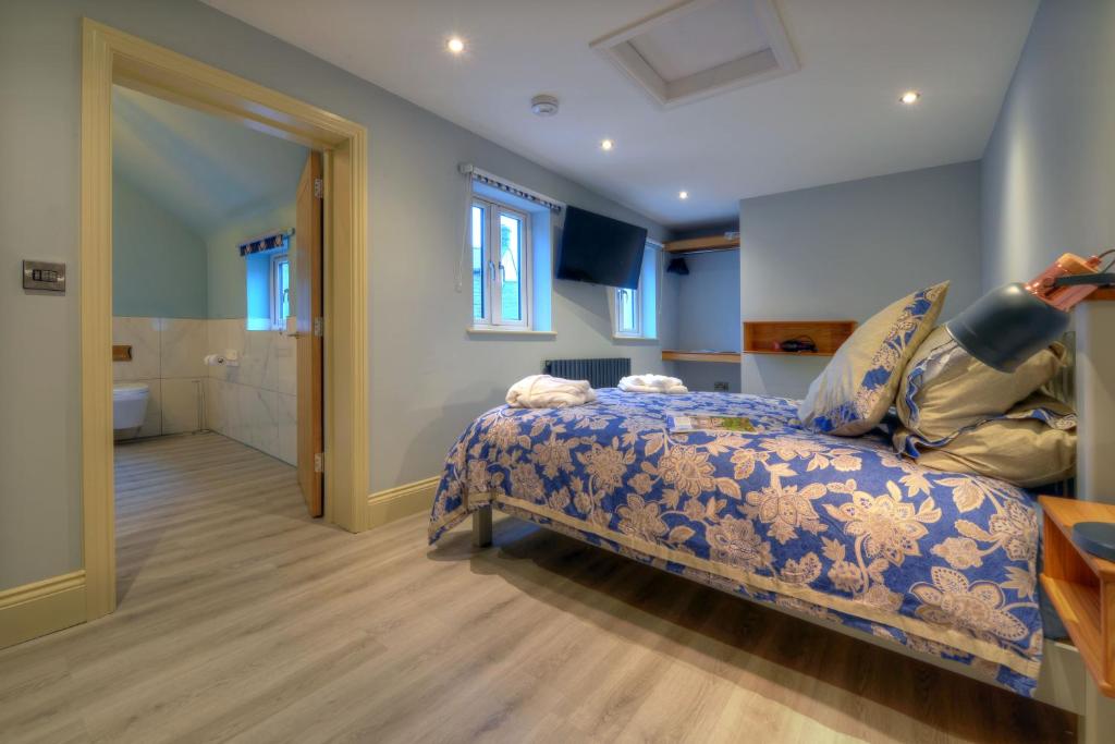 a bedroom with a bed and a bathroom at Little John Hotel in Hathersage