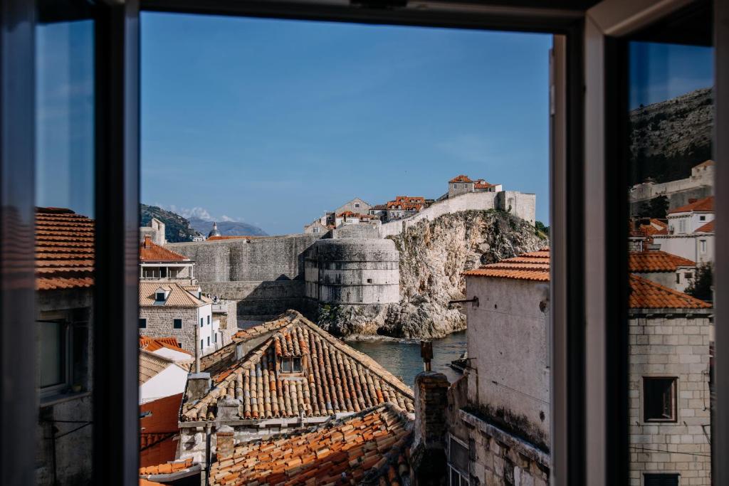 aus einem Fenster mit Stadtblick in der Unterkunft AQUARIUS APARTMENTS by DuHomes in Dubrovnik