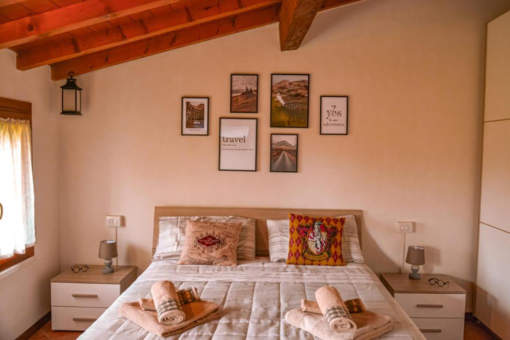 ein Schlafzimmer mit einem Bett mit zwei Hausschuhen darauf in der Unterkunft Il Paiolo Magico in Valeggio sul Mincio