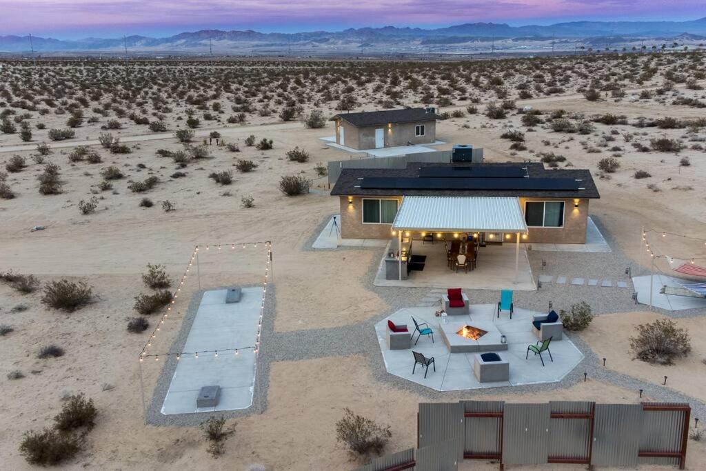 een luchtfoto van een huis in de woestijn bij CASA DE SUNSET-JTNP -The Ultimate Desert Getaway in Twentynine Palms