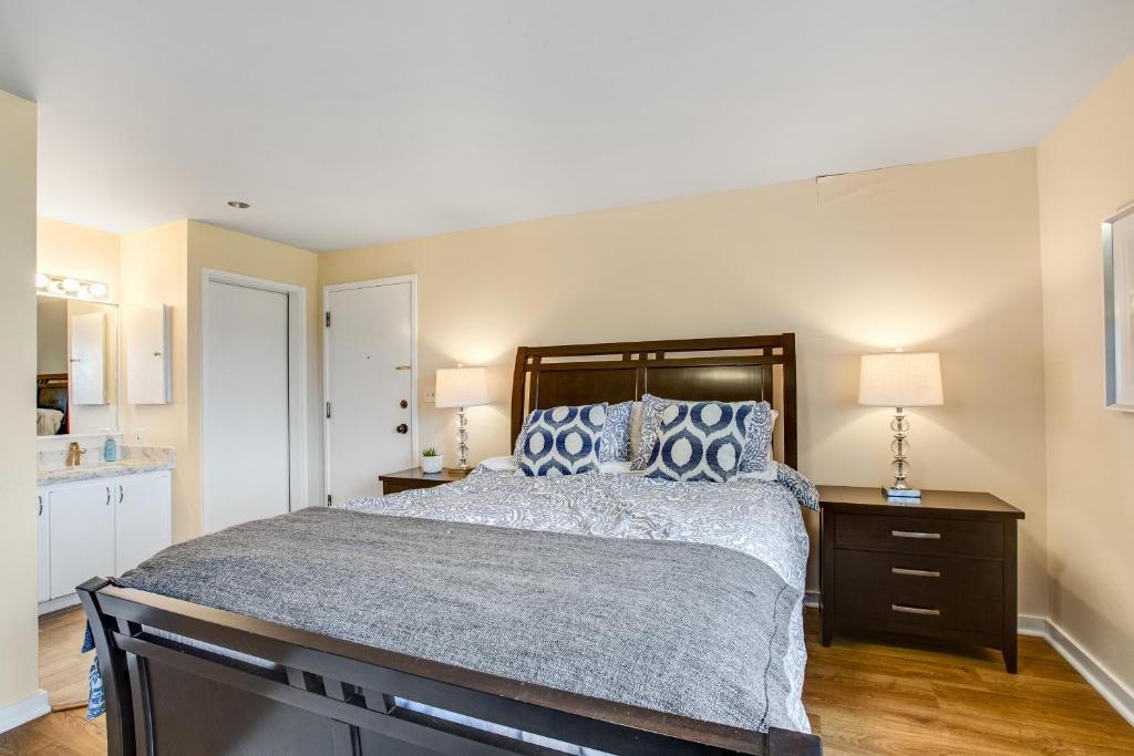 Postel nebo postele na pokoji v ubytování Port Ludlow Beach Condo