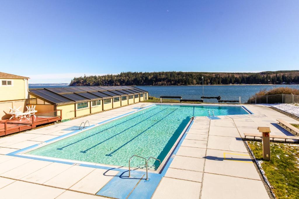 Bazén v ubytování Port Ludlow Beach Condo nebo v jeho okolí