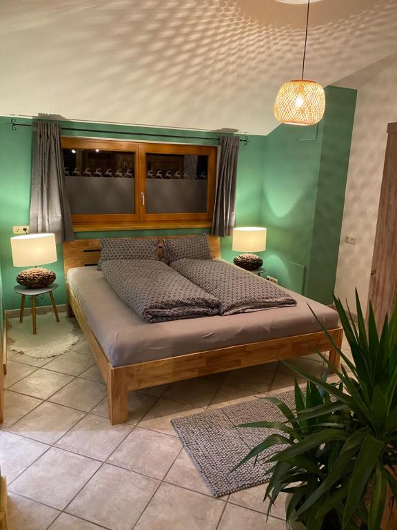 Un pat sau paturi într-o cameră la Sepps Appartement