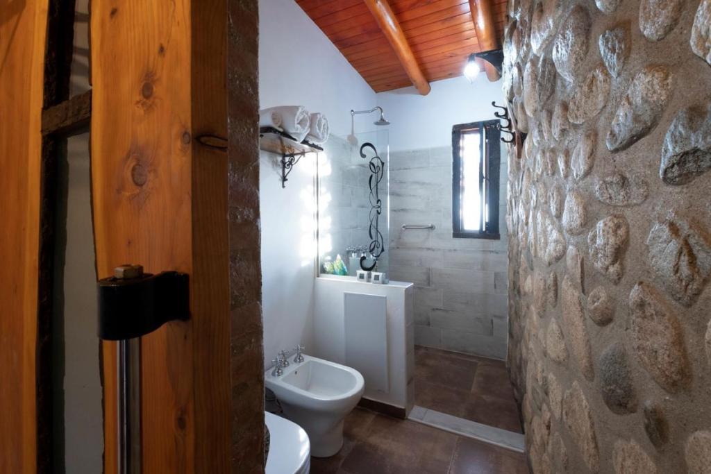 Koupelna v ubytování Tantasiña Cabañas Suites de Montaña