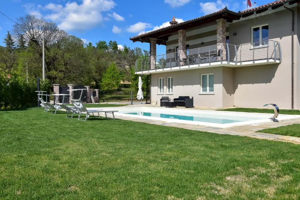 una casa con piscina nel cortile di Il Riccio e la Castagna - Country House a Montaldo Roero