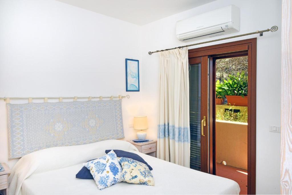 A bed or beds in a room at Porto Cervo Suite Apartment