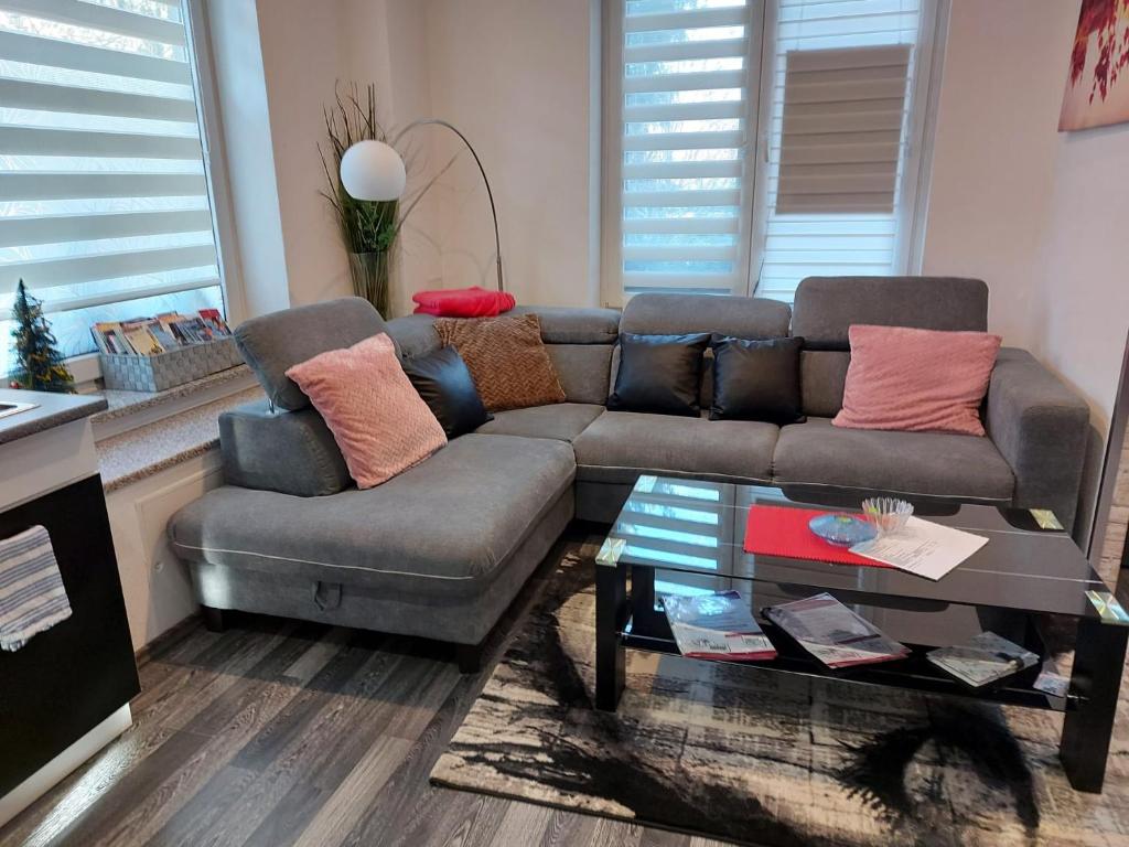a living room with a couch and a coffee table at Ferienwohnung Mahlsdorf in Berlin